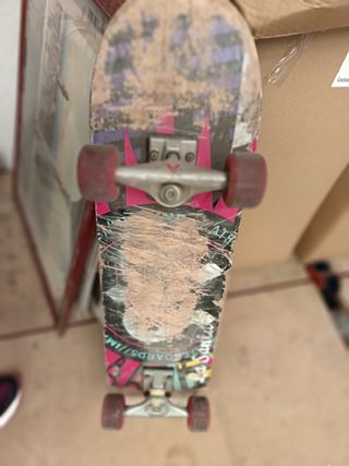 Monopatín con lija y logo