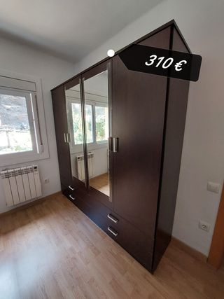 Armario de madera con puertas de espejo
