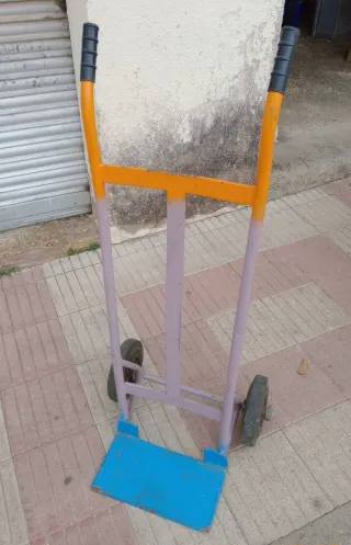 Carretilla de carga naranja y morada