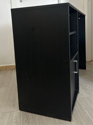 Mesa de estudio negra con estantería