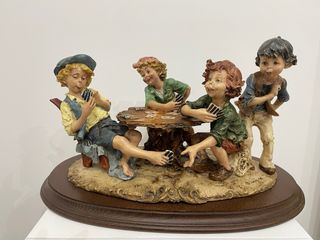Figura de porcelana de niños jugando a las cartas