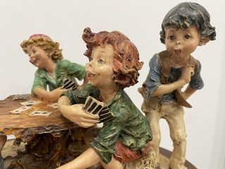 Figura de porcelana de niños jugando a las cartas