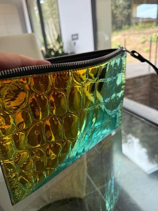 Bolso de mano con textura de cocodrilo