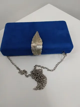 Bolso de fiesta azulón con cadena