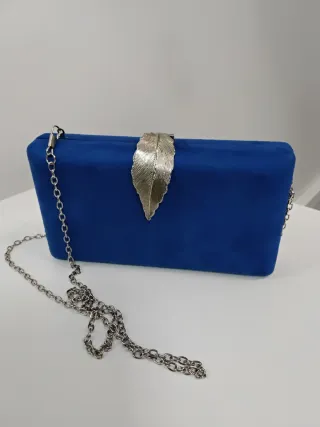 Bolso de fiesta azulón con cadena