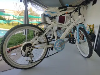 Bicicleta infantil blanca y azul