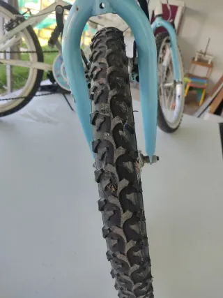 Bicicleta infantil blanca y azul