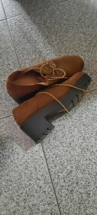 Zapatos de tacón negros y marrones