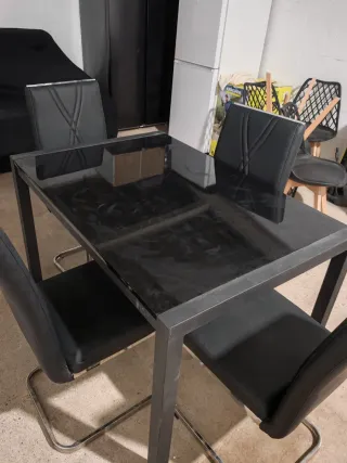 Mesa Cristal Negra y 4 Sillas 120(166)x80x75