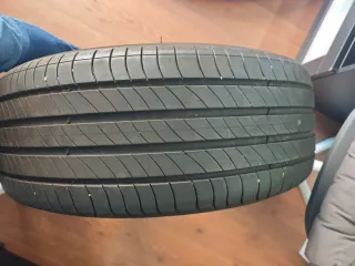 Rueda de coche casi nueva