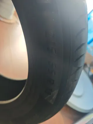 Rueda de coche casi nueva