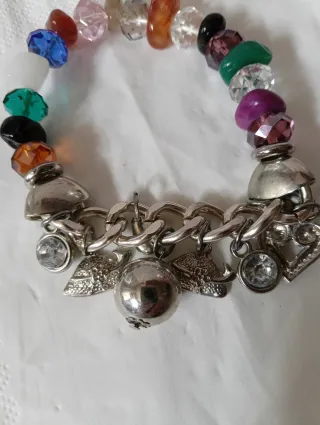 Bracciale con pietre dure e ciondolini