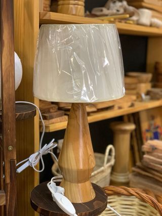 Lámpara artesanal de madera de olivo Zeta