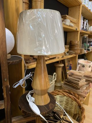 Lámpara artesanal de madera de olivo Zeta