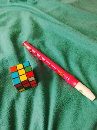 Lote de juguetes: Cubo Rubik y Flauta