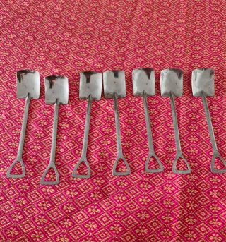 Set di sette cucchiaini con manico a forma di pala argento