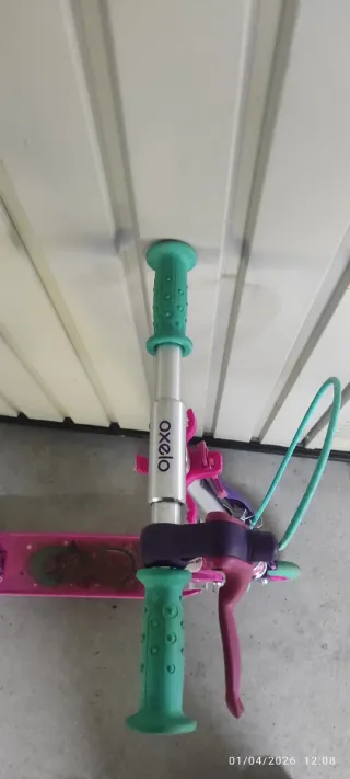 Patinete rosa con freno