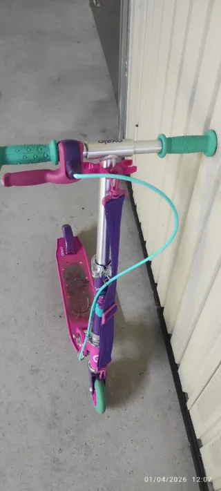 Patinete rosa con freno