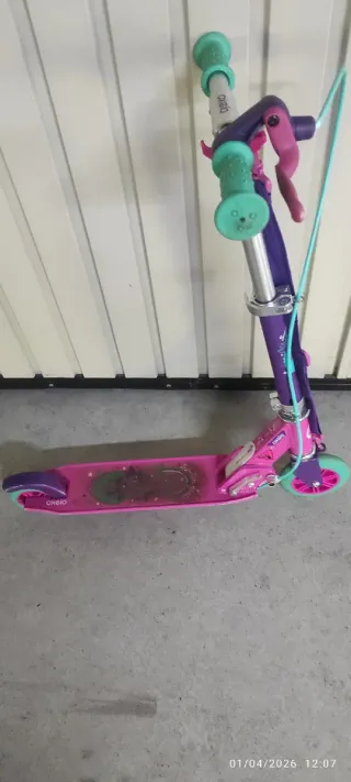 Patinete rosa con freno