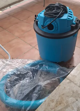 Aspirador  azul con manguera