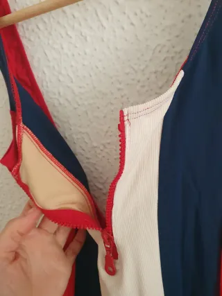 Costume sportivo con cerniera