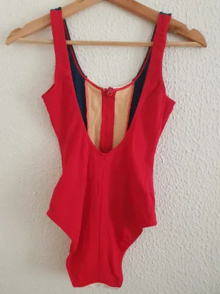 Costume sportivo con cerniera