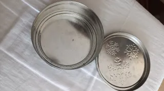Caja metálica decorada con copos de nieve