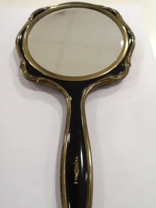 Antiguo espejo de mano con pájaros