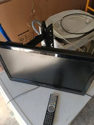 Tv 24 con soporte y mando