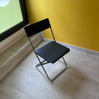 Silla plegable negra y gris