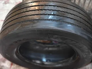 Neumáticos de camión y coche variados