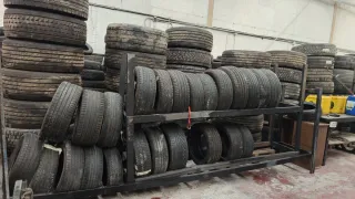 Neumáticos de camión y coche variados
