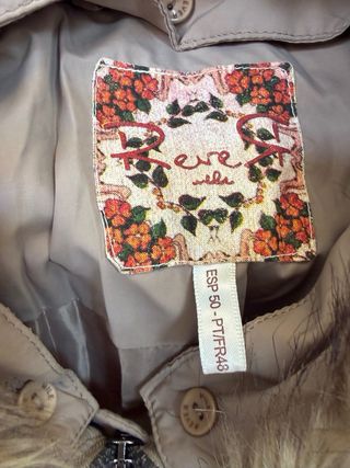 Chaquetón beige con capucha de pelo