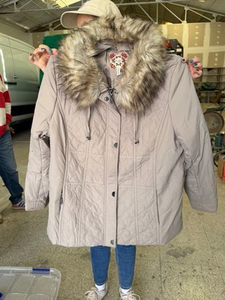 Chaquetón beige con capucha de pelo