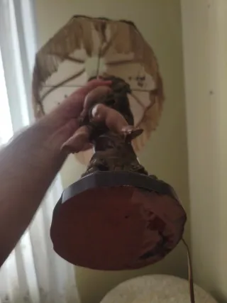 Candeeiro de mesa antigo com anjo