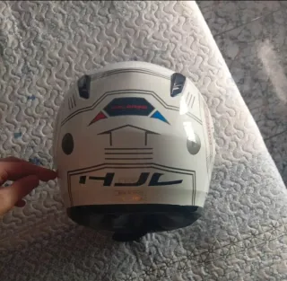 Casco de moto HJC plateado y blanco