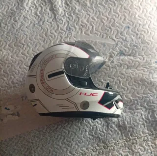 Casco de moto HJC plateado y blanco