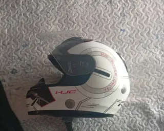 Casco de moto HJC plateado y blanco