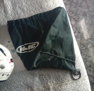 Casco de moto HJC plateado y blanco