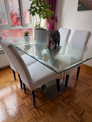 Mesa de cristal y cuatro sillas