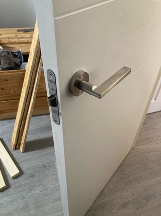 Puerta interior abatible blanca