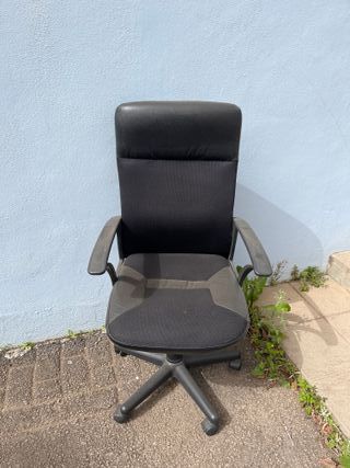 Silla de oficina negra y gris