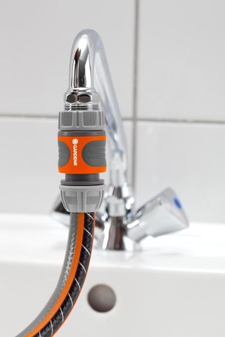 Gardena 18285-20 - Kit di collegamento triplo per rubinetti da cucina e tubi Ø int. 13-15 mm