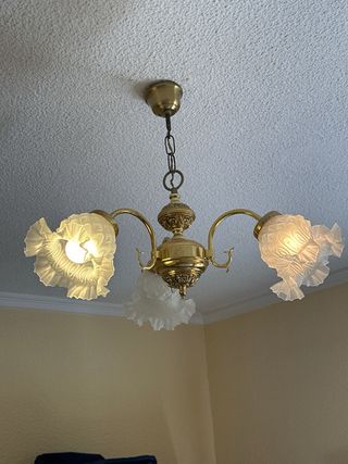 Lámpara de techo dorada con tulipas de cristal