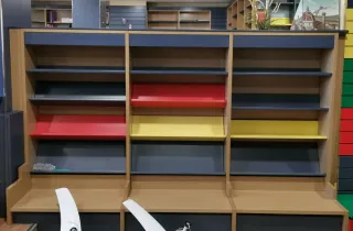 Estanterías de madera multicolores