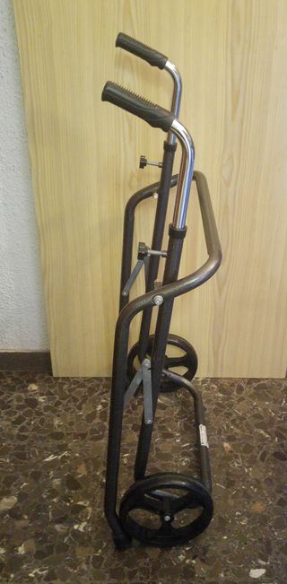 Andador plegable con ruedas