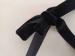 Collar de cuentas rojas y plateadas