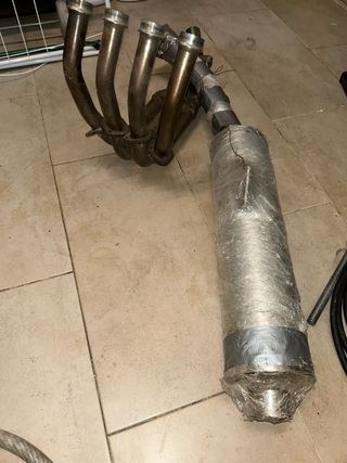 Colector y catalizador de r6 ‘05y tubo de escape .