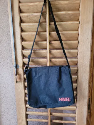 Borsa a tracolla nera con logo rosso