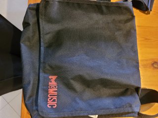 Borsa a tracolla nera con logo rosso